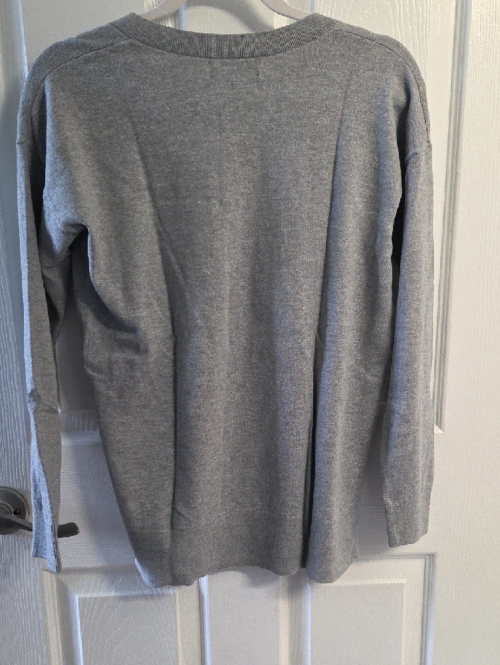 Banana Republic Women's V-Neck Sweater in Light Gray - Picture 3 of 3